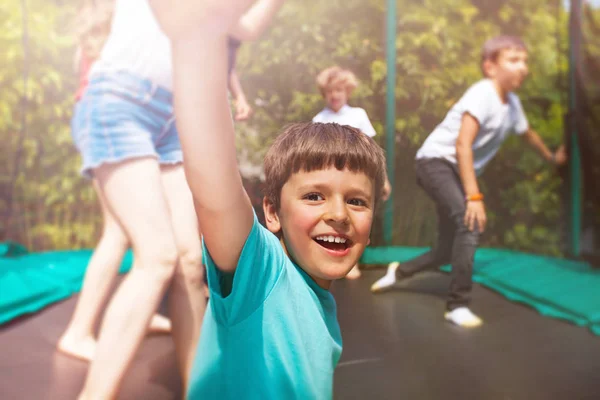 Крупный План Счастливого Восьмилетнего Мальчика Веселящегося Прыгающего Открытом Батуте Своими — стоковое фото
