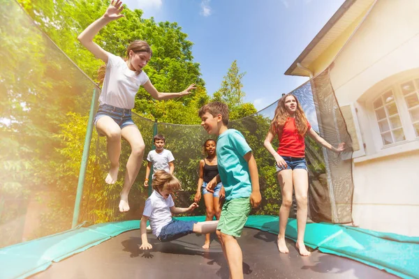 Boldog Gyermekek Kültéri Trambulin Jumping Szórakozás Során Nyaralás Nagy Csoportja — Stock Fotó