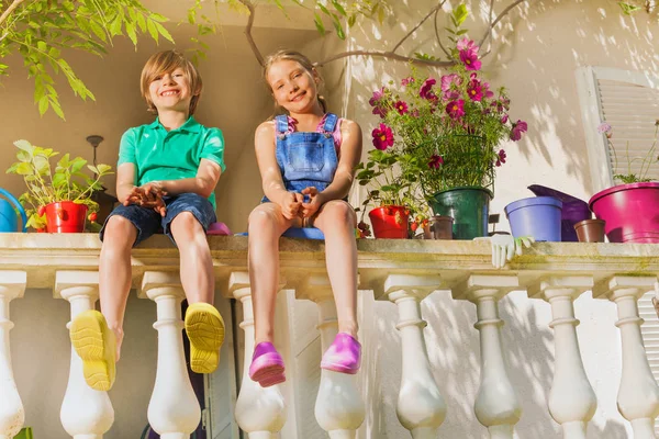 Aşağılardan Atış Iki Mutlu Arkadaş Varoluş Erkek Kız Balkon Korkuluk — Stok fotoğraf