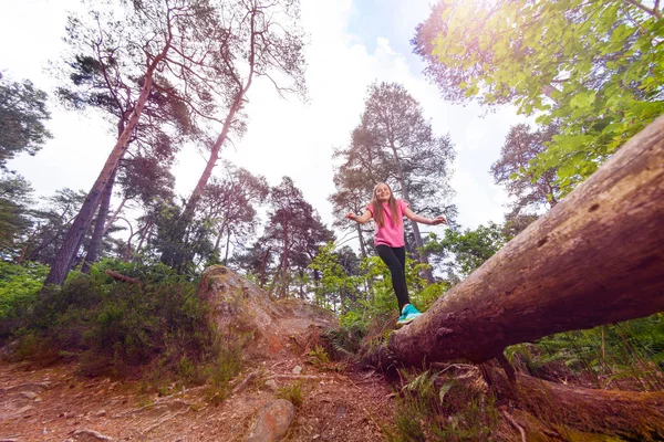 Rindo Menina Andando Enorme Tronco Longo — Fotografia de Stock