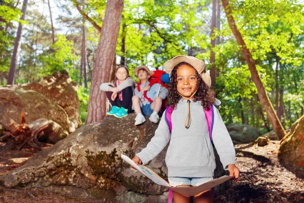 Menina Com Mapa Outras Crianças Scout Orientação Aprendizagem Floresta Durante — Fotografia de Stock