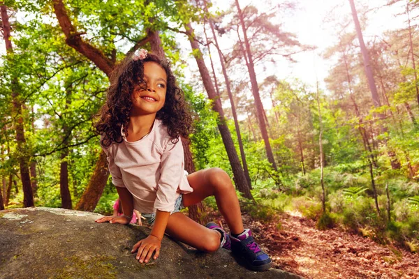 Porträtt Vacker Liten Tjej Med Lockigt Hår Sitter Sten Skogen — Stockfoto