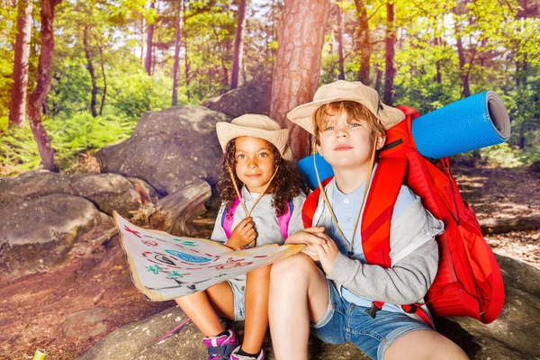 Двоє Дітей Хлопчик Дівчинка Рюкзаком Сідають Ліс Досліджуючи Карту Скарбів — стокове фото