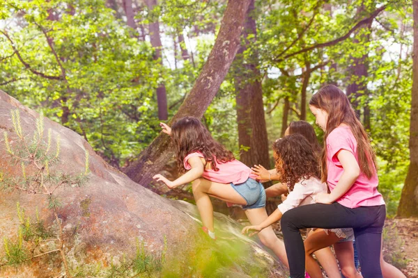 Skupina Malých Dívek Stoupání Skále Lese Jeden Druhém Zobrazení Profilu — Stock fotografie