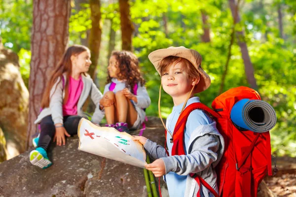 Menino Com Mapa Tesouro Floresta Usando Mochila Durante Atividade Navegação — Fotografia de Stock