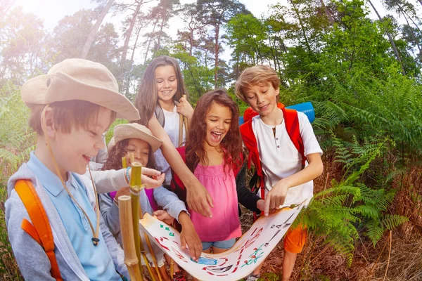 Grupo Crianças Felizes Meninos Meninas Com Mapa Jogo Caça Tesouro — Fotografia de Stock