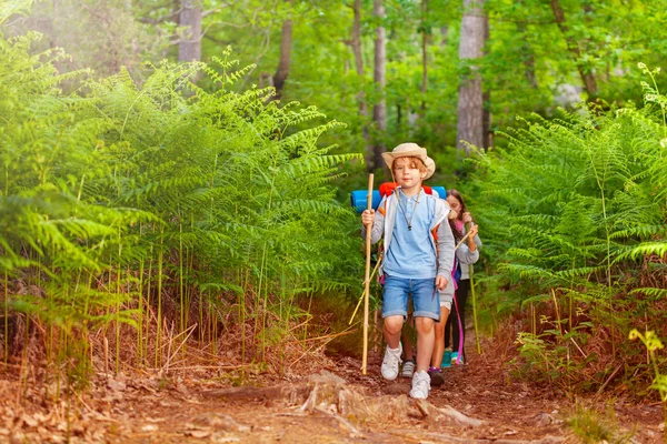 一个男孩的肖像带领一群孩子在徒步旅行小径与波兰人步行在森林在暑期学校活动日 — 图库照片
