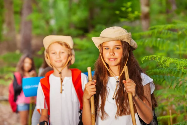 Nära Porträtt Flicka Gruppen Klass Kompisar Vandring Sommaraktiviteter — Stockfoto