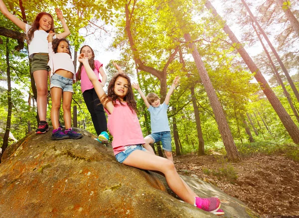 Grupp Barn Porträtt Rock Små Flickor Och Pojkar Lyfta Händerna — Stockfoto