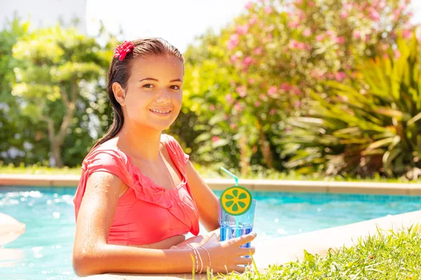 Retrato Bela Adolescente Relaxando Piscina Bebendo Bebida Refrescante Sorrindo Olhando — Fotografia de Stock