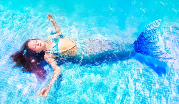 人魚姫の衣装で美しい少女のビューの上の目でプールに浮かぶ閉じた — ストック写真