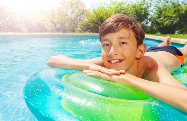 Retrato Primer Plano Del Adolescente Tomando Sol Colchón Inflable Piscina —  Fotos de Stock