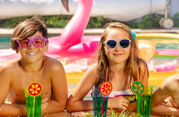 Fröhliche Teenager Mit Sonnenbrille Und Spaß Bei Poolparty Sommer — Stockfoto