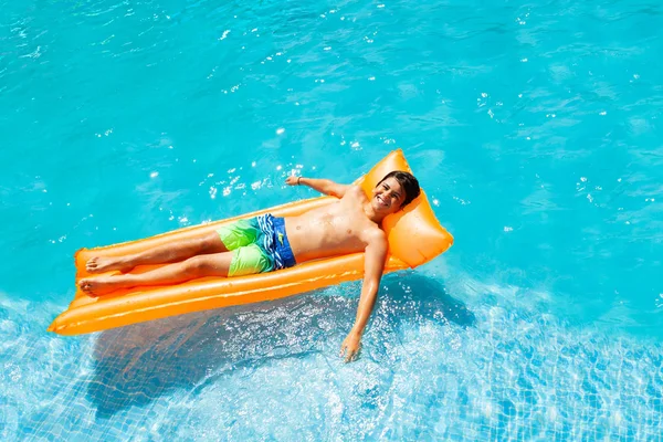 Boven Weergave Van Gelukkige Tiener Drijvend Oranje Luchtbed Het Zwembad — Stockfoto