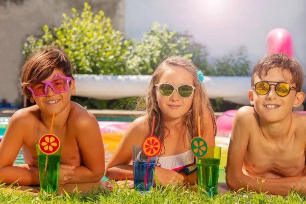 Close Retrato Meninos Meninas Adolescentes Óculos Sol Com Bebidas Refrescantes — Fotografia de Stock