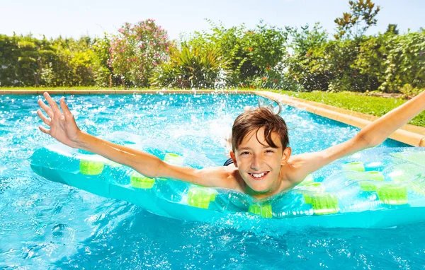 Adolescente Divertindo Nadando Colchão Piscina Livre — Fotografia de Stock