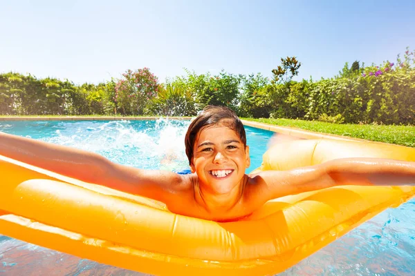 Retrato Primer Plano Del Adolescente Nadando Colchón Inflable Naranja Una — Foto de Stock