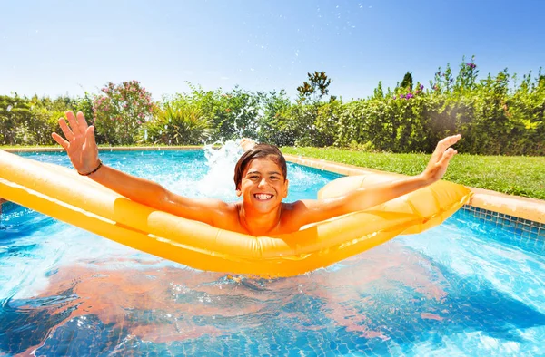 Retrato Adolescente Alegre Nadando Colchão Laranja Piscina Livre Dia Ensolarado — Fotografia de Stock