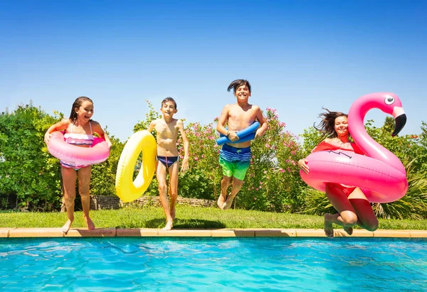 Felice Ragazzi Ragazze Adolescenti Con Gli Strumenti Nuoto Saltando Acqua — Foto Stock