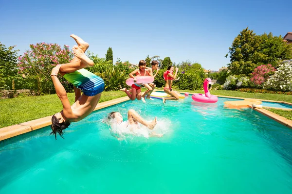 Grupp Glada Tonåringar Kul Utomhuspoolen Hoppning Och Vattenstänk — Stockfoto