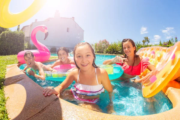 Retrato Adolescente Relajándose Con Amigos Piscina Aire Libre Durante Las —  Fotos de Stock