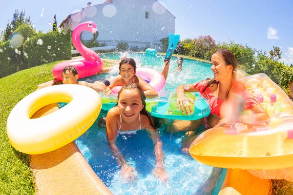 Imagem Peixe Olho Meninos Meninas Adolescentes Que Salpicam Água Jogar — Fotografia de Stock