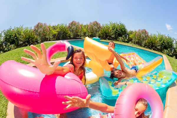 Retrato Adolescente Divirtiéndose Con Amigos Piscina Aire Libre —  Fotos de Stock