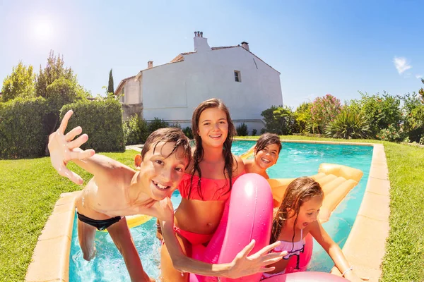 Retrato Chicos Chicas Adolescentes Amigos Felices Disfrutando Una Fiesta Piscina —  Fotos de Stock