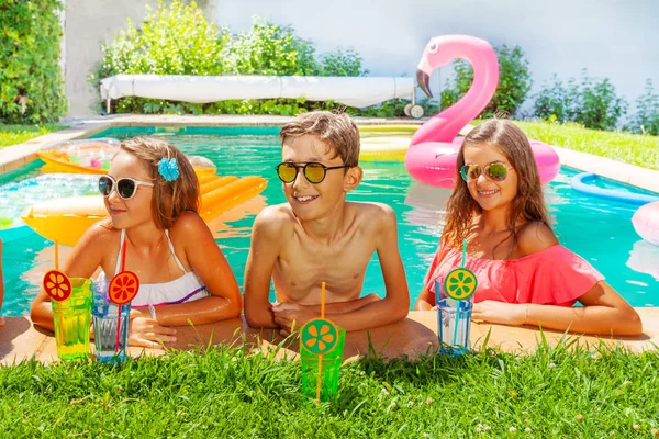 Šťastný Dospívající Chlapci Dívky Pití Čerstvé Koktejly Při Relaxaci Bazénu — Stock fotografie
