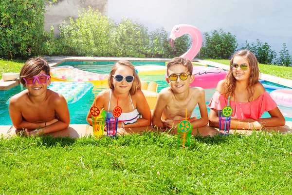 Tonåriga Pojkar Och Flickor Bär Solglasögon Sitter Vid Poolen Dricka — Stockfoto