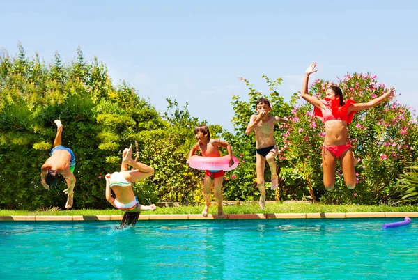 Велика Група Різноманітних Хлопчиків Дівчаток Грають Ігри Басейн Стрибають Воду — стокове фото