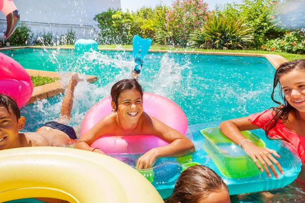 Feliz Adolescente Aletas Gran Anillo Natación Salpicando Agua Mientras Juega —  Fotos de Stock