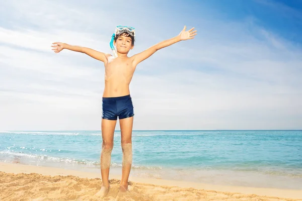 Ganzkörperporträt Eines Frühgeborenen Jungen Mit Tauchermaske Der Strand Steht Und — Stockfoto