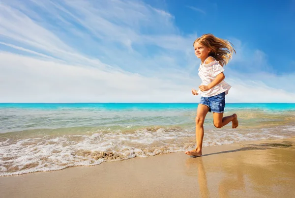 Retrato Chica Adorable Corriendo Largo Playa Arena Contra Paisaje Marino —  Fotos de Stock