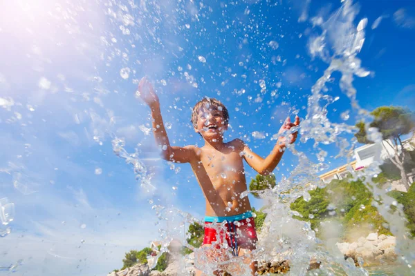 Basso Angolo Colpo Ragazzo Felice Spruzzi Acqua Durante Gioco Mare — Foto Stock