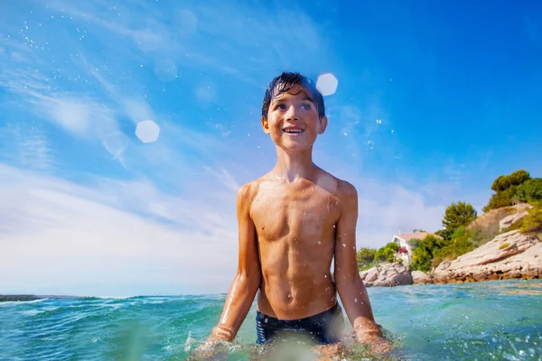 Portret Wesoły Chłopiec Talii Głąb Wody Stojącej Grając Nad Morzem — Zdjęcie stockowe