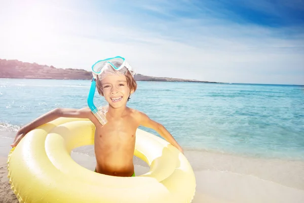 Portret Szczęśliwy Chłopiec Scuba Maska Gumowy Pierścień Przygotowuje Się Morza — Zdjęcie stockowe