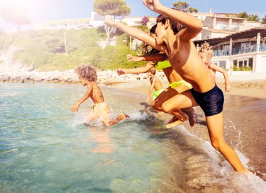 Çok ırklı çocuklar denize, çalışan yaz deniz kenarında harcama büyük grup