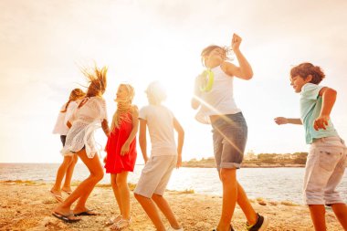 Dans ve having fun beach parti sırasında yaz aylarında mutlu genç arkadaşlar portresi