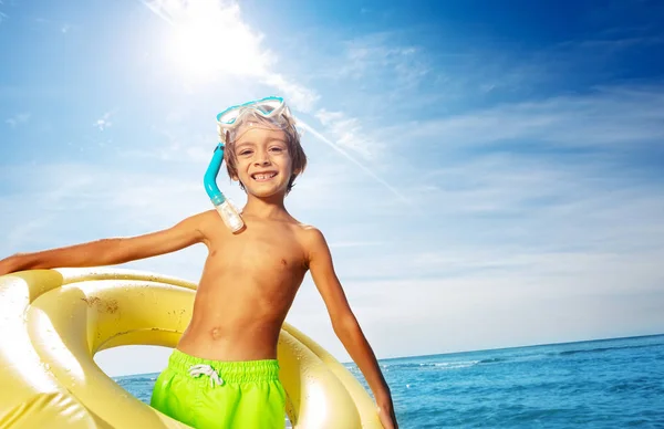 Portret Szczęśliwy Chłopiec Scuba Maska Duży Basen Ringu Przeciwko Seascape — Zdjęcie stockowe