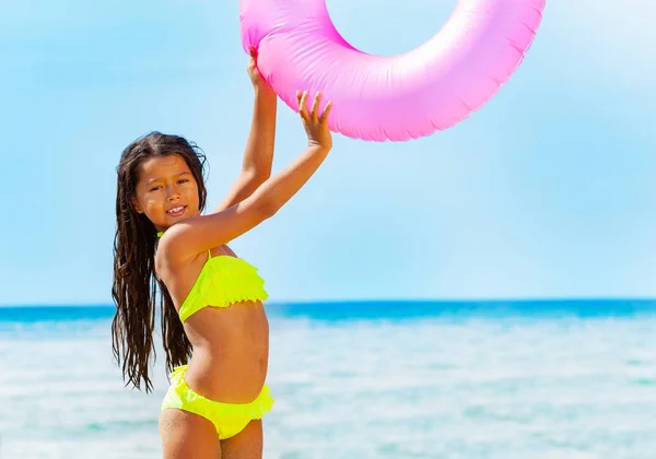 Retrato Menina Asiática Feliz Biquíni Segurando Grande Tubo Natação Rosa — Fotografia de Stock