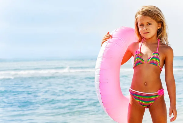 Portret Pięknej Dziewczyny Bikini Pozowanie Pływania Różowe Pierścień Plaży — Zdjęcie stockowe