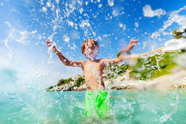 Retrato Niño Divirtiéndose Salpicando Agua Mar Pasando Verano Playa — Foto de Stock