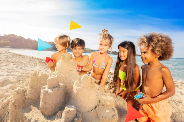 Портрет Щасливих Багатоетнічних Дітей Які Створюють Пісочний Замок Використанням Іграшок — стокове фото