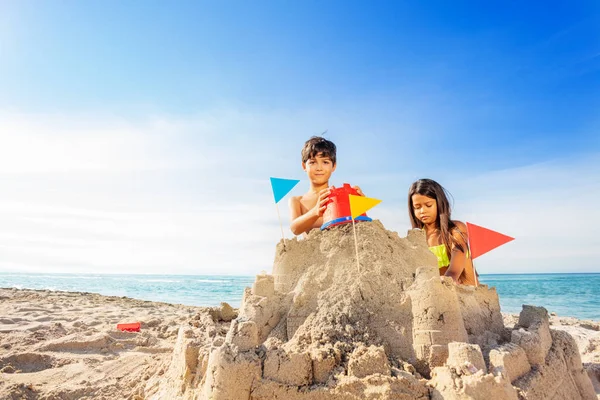 Alegre Niño Niña Construyendo Gran Castillo Arena Usando Cubo Juguete — Foto de Stock