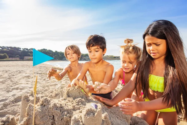 Retrato Niños Niñas Multiétnicos Esculpiendo Castillo Arena Pasando Las Vacaciones — Foto de Stock