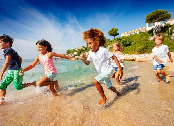 Vista Lateral Retrato Meninos Meninas Multiétnicos Felizes Correndo Longo Praia — Fotografia de Stock