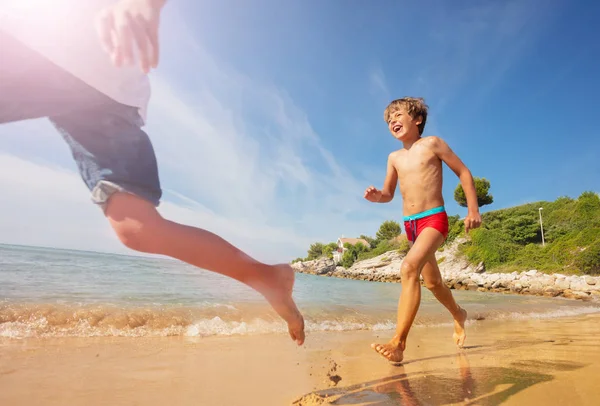 Low Kąt Portret Szczęśliwy Chłopiec Biegną Wzdłuż Plaży Grania Gry — Zdjęcie stockowe