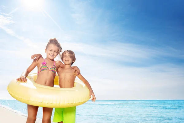 Komik Çocuk Yaz Sahilde Harcama Kız Birlikte Büyük Sarı Yüzme — Stok fotoğraf