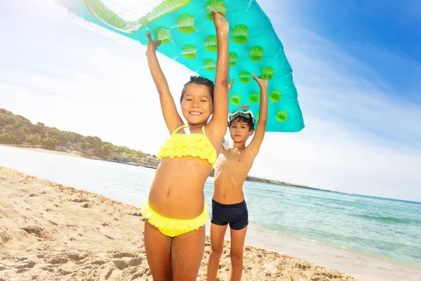 Portrait Happy Girl Boy Carrying Big Air Mattress Overhead Spending — Stock Photo, Image